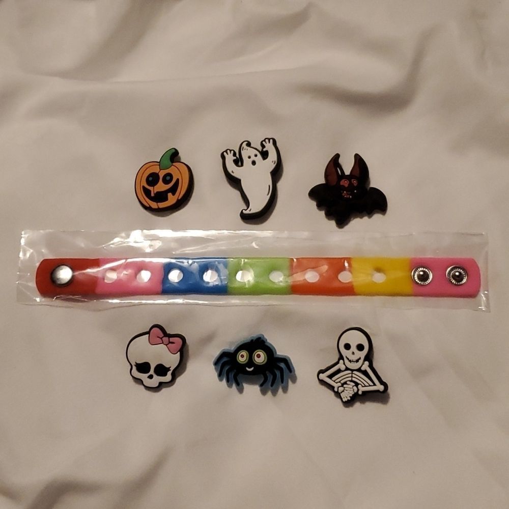 NEW 6 PIECE SPOOKY CROC CHARM JIBBITZ WITH BAND